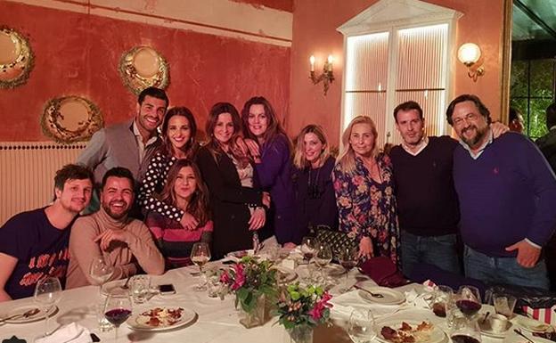 Miguel Torres al lado de Paula Echevarría en una comida entre amigos. /Instagram