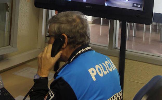 Un policía local atiende una llamada en el centro de control de tráfico de Segovia. /A. de Torre