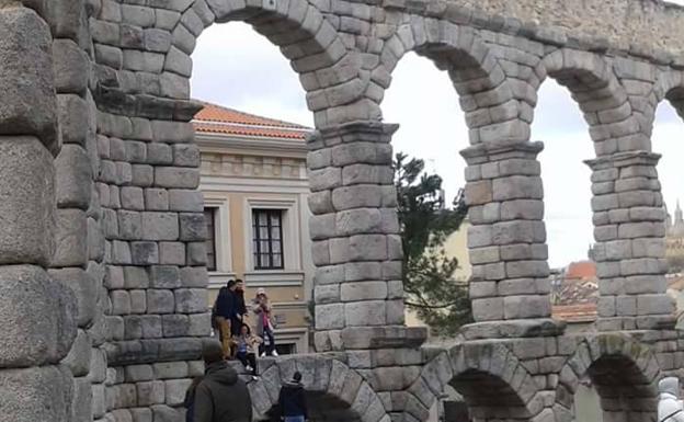 Un grupo de personas, en uno de los arcos del Acueducto. /De Torre