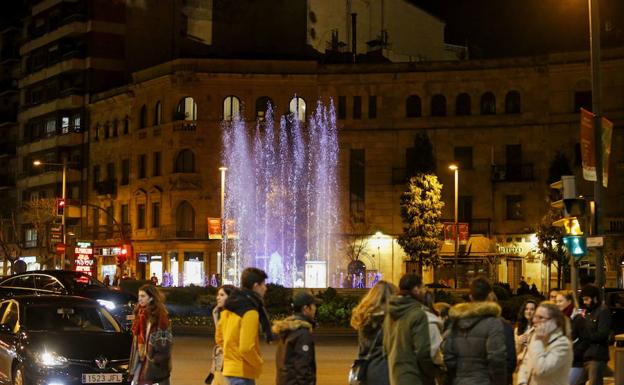 La fuente, iluminada como apoyo a otra reivindicación sanitario o social. /Laya