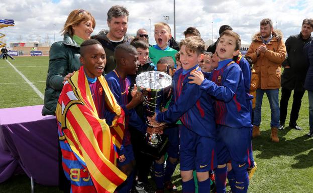 Los campeones con el trofeo./Fotos Montse Álvarez