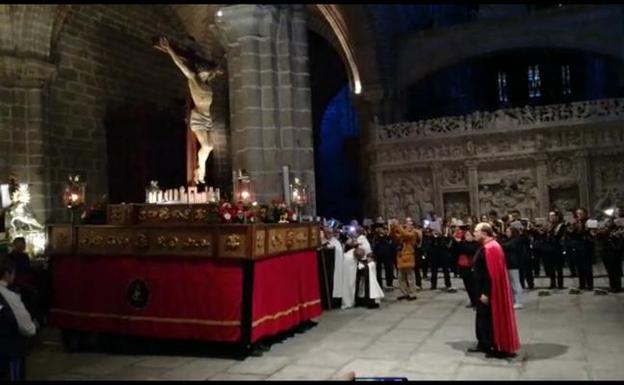 La procesión del Santo Entierro de Ávila se suspendió, y se realizó un acto dentro de la catedral de El Salvador. /