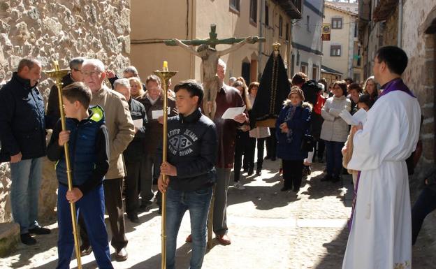 Un momento del Vía Crucis, en el que los hombres cantaron las catorce estaciones;/M. J. G.