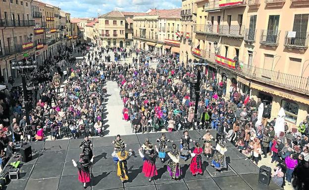 La Plaza Mayor contó con numeroso público desde por la mañana para ver las distintas actuaciones./S. G.