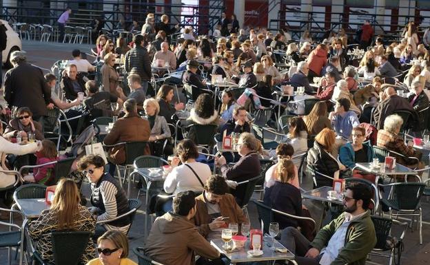 Clientes disfrutan del tiempo primaveral en una terraza de la Plaza Mayor de Valladolid el pasado Miércoles Santo./Gabriel Villamil