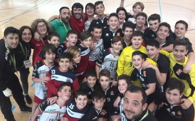 Los infantilesd el BM Ciudad de Salamanca posan con uno de sus rivales. /BMCS