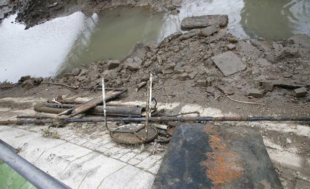 Restos y basura que ha dejado al descubierto la bajada del caudal del Tormes.