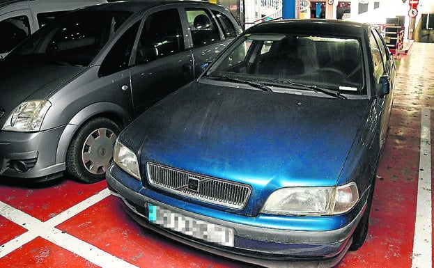 Vehiculo estacionado en un 'parking' en Palma desde el 2009. /Alejandro Sepúlveda