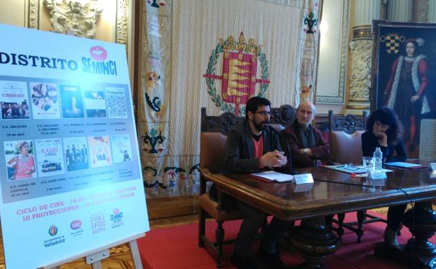 Cartel del ciclo con Alberto Bustos, Javier Angulo y Ana Redondo en segundo plano. /Henar Sastre