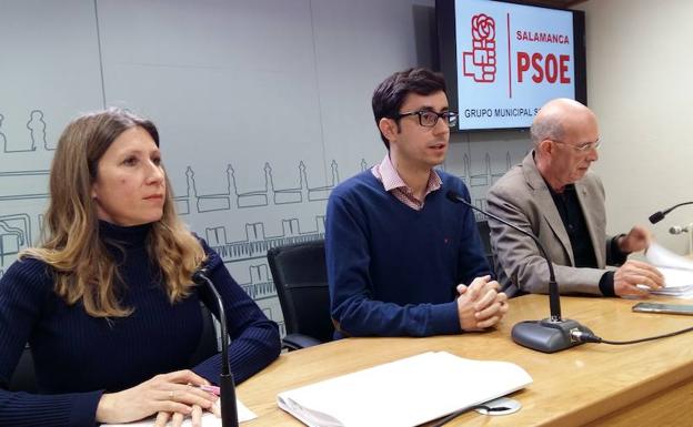 Los ediles Almudena Timón, José Luis Mateos y Arturo Ferreras comparecen ante los periodistas. /WORD