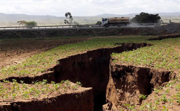 Grieta aparecida en una carretera principal de Mai Mahiu, en Kenia./Thomas Mukoya (Reuters)
