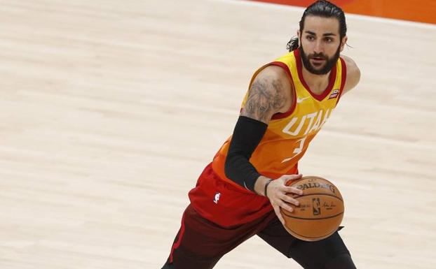 Ricky Rubio dirige un ataque durante el partido. /Efe
