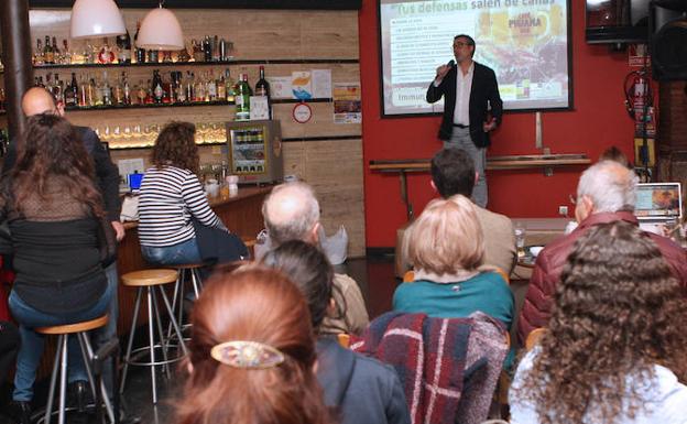 Alfredo Corell, profesor de la UVA, en una actividad de divulgación científica en un bar. /Foto UVA