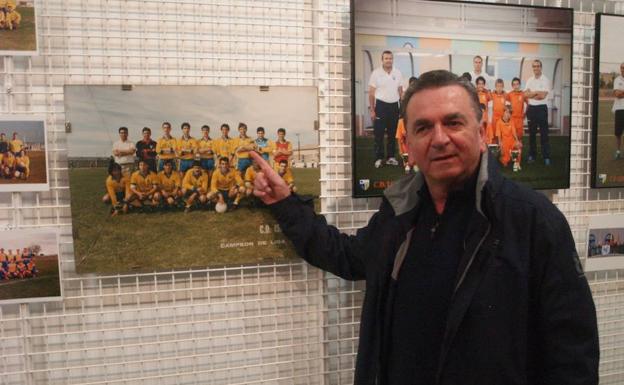 Un ex jugador se señala sobre una de las fotos de la exposicion/Cruz Catalina