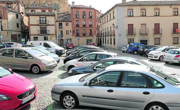 Aspecto actual de la plaza de San Esteban llena de coches. /A. de Torre