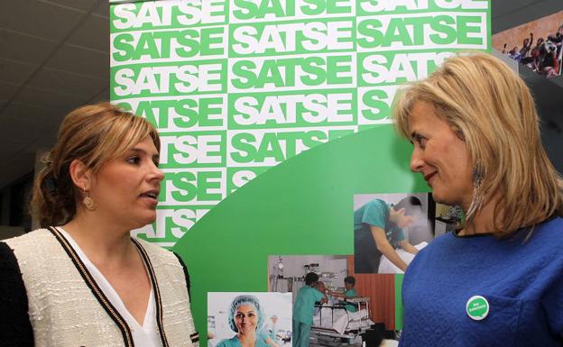 La segoviana Sara Matesanz, responsable provincial de Satse (izquierda), conversa con Silvia Sáez,, presidenta regional. /El Norte