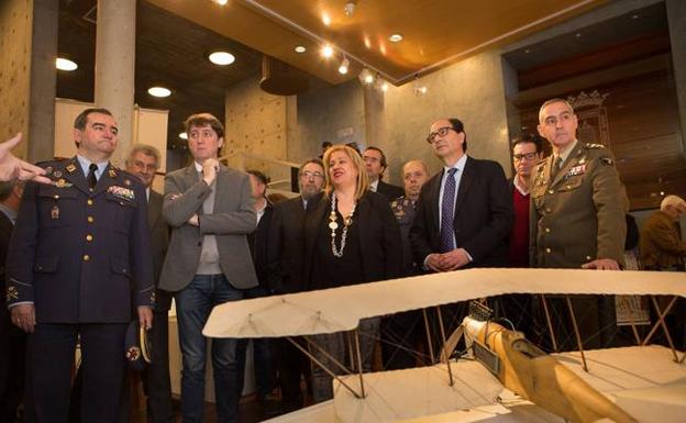 La subdelegada del Gobierno en Soria, Yolanda de Gregorio, inaugura la exposición 'Volar. Historia de una Aventura'./Concha Ortega / ICAL