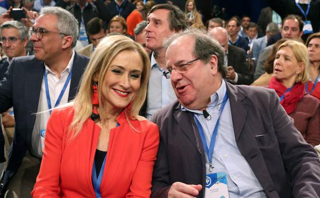 Juan Vicente Herrera conversa con Cristina Cifuentes antes de dar comienzo los Diálogos Populares dentro de la Convención Nacional del PP en Sevilla./ICAL