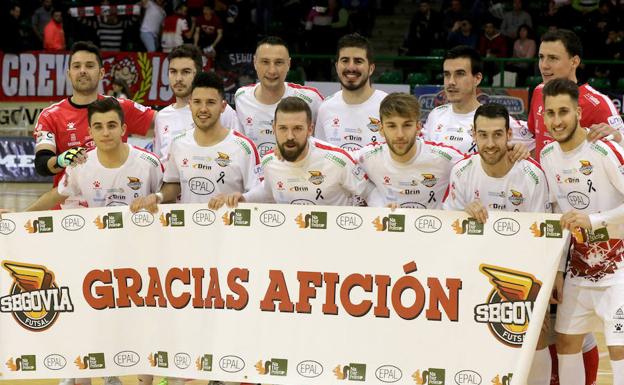 Los jugadores del Naturpellet, con una pancarta en la que agradecen el apoyo de la afición./Antonio de Torre