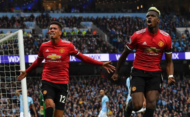 Chris Smalling y Paul Pogba celebran el tercer gol. /Afp