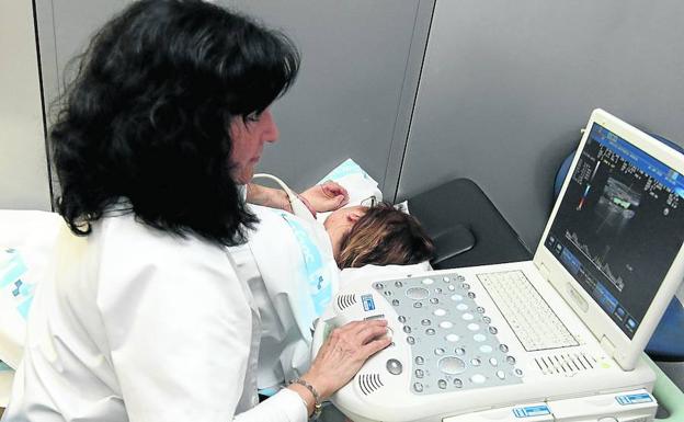 Marta Ferrero, coordinadora de Ictus del Hospital General de Segovia, explora a una paciente. /A. de Torre