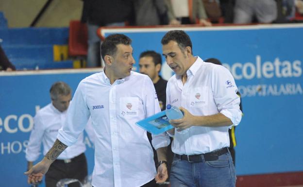 Óscar Ollero, junto a David Pisonero, comparten impresiones en el descanso de un partido. /Rodrigo Jiménez