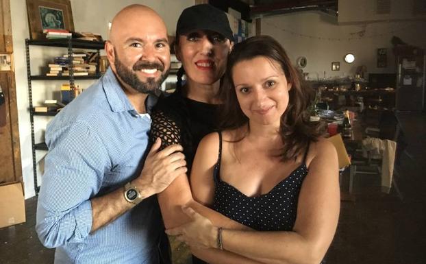 Elisa Lleras, con Rossy de Palma y Rodrigo Bellot, actriz y director de la película 'Tú me manques'. /El Norte