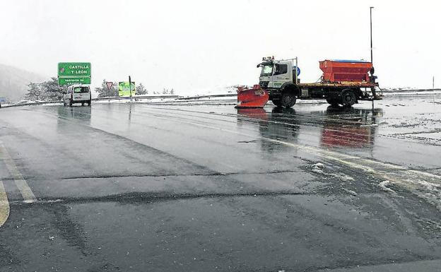 Máquina quitanieves preparada para intervenir en el alto de Navacerrada, en la mañana de ayer. /A. de Torre