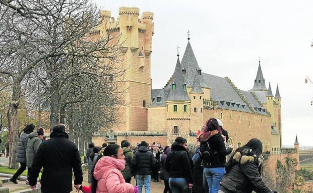 Grupos de turistas en la plaza de la Reina Victoria Eugenia, antesala del Alcázar. /A. Tanarro