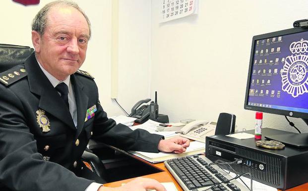 El comisario jefe de la Policía Nacional en Segovia, Manuel Antonio de la Fuente, recibe ayer en su despacho a El Norte de Castilla. /A. de Torre