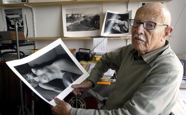 Fotografía de archivo fechada el 4 de abril de 2004 que muestra al fotógrafo Willy Ronis junto a algunas de sus instantáneas en su casa de París. /Olivier Lejeune-Efe