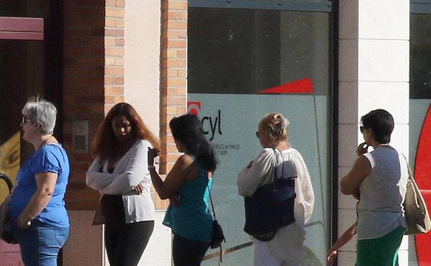 Mujeres hacen cola en la puerta de la oficina del Ecyl en la capital segoviana. A/ntonio de Torre