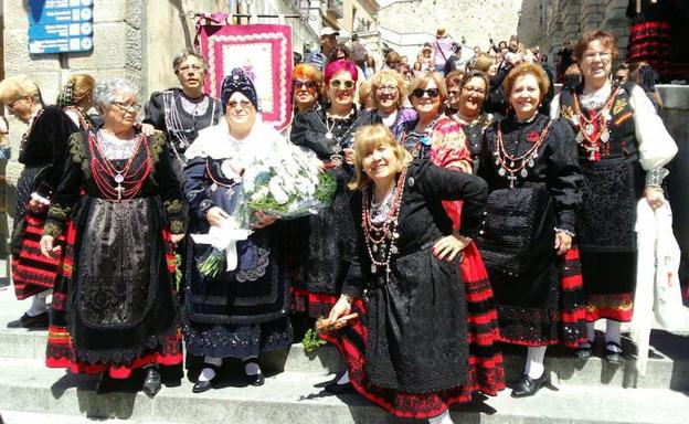 Un grupo de aguederas en la fiesta del año pasado. /M. R.