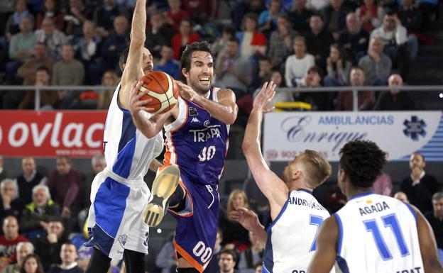 Grimau intenta lanzar ante la férrea defensa del CB Prat. /Antonio Quintero