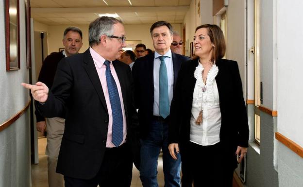 Milagros Marcos, junto a Francisco Vázquez y Javier lópez Escobar. /Efe