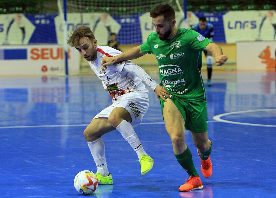 Álvaro protege el balón ante la oposición de un jugador rival./Antonio Tanarro