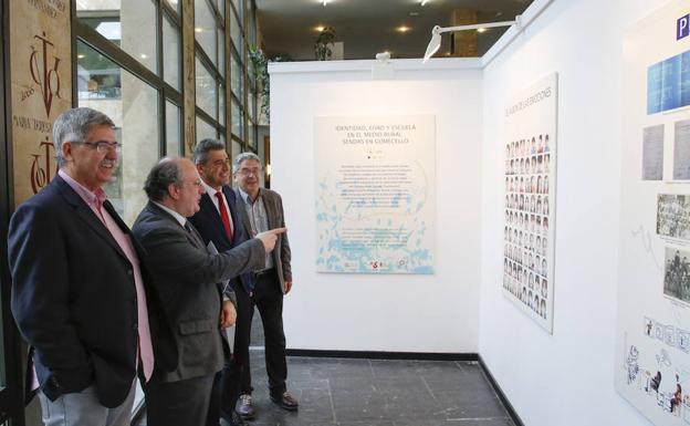 Francisco Blanco, Enrique Cabero, Julián Barrera y Javier Frutos, junto a la exposición./Manuel Laya