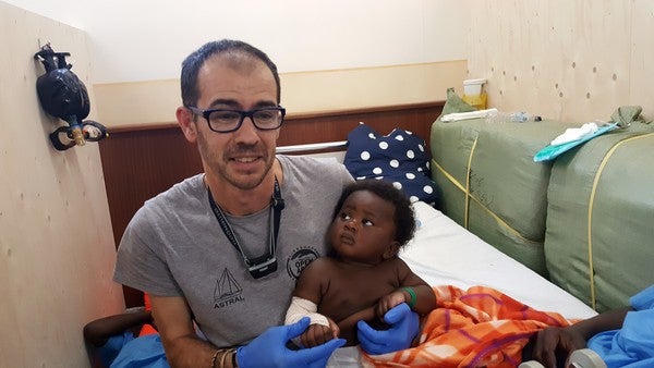 Óscar, médico vallisoletano que participa con la ONG Proactiva Open Arms en rescates en el Mar Mediterráneo. /Proactiva Open Arms