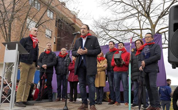 El alcalde interviene ante los vecinos del Cristo./Antonio Quintero