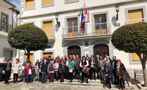 Parte de los participantes en el encuentro familiar junto al Ayuntamiento de Santibáñez de Béjar, donde se iniciaron las visitas al municipio./Marjés