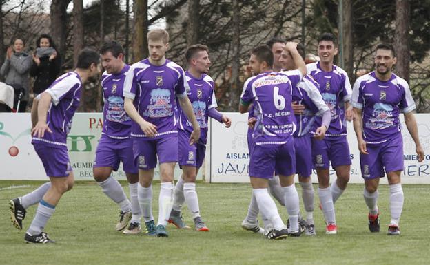 Los jugadores del Becerril celebran uno de los goles. /Antonio Quintero