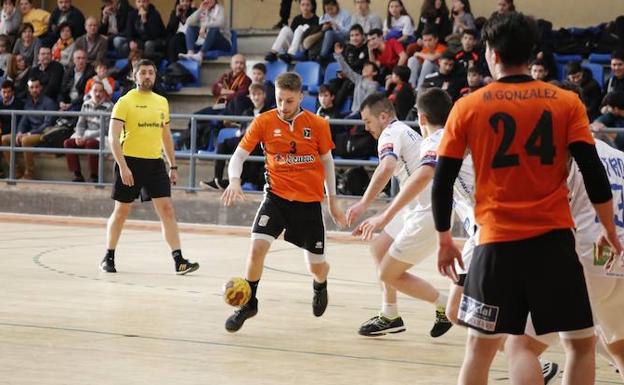 Beltrán Bedia encara a dos rivales del AdemarB./ANTORAZ