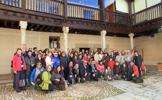 Miembros de la familia Saltiel durante su visita, ayer, al Centro Didáctico de la Judería de Segovia. /Antonio Tanarro