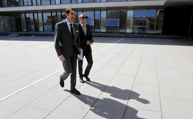 El consejero de Fomento y Medio Ambiente de Castilla y León, Juan Carlos Suárez-Quiñones y el delegado territorial de la Junta, Bienvenido Mena./EFE