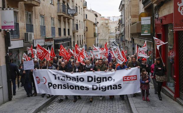 La cabecera de la manifestación por las pensiones, durante su paso por la calle San Justo. /ANTORAZ