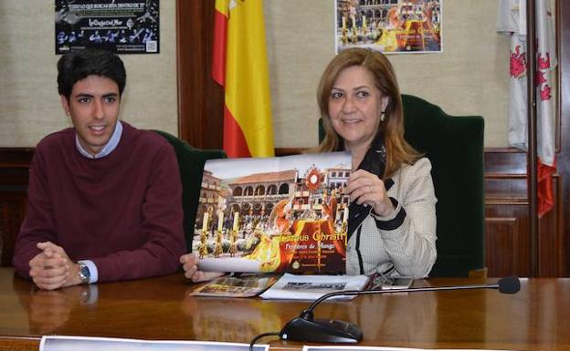 Ángel Orgaz y Purificación Pozo, con el carte de la fiesta del Corpus. /WORD