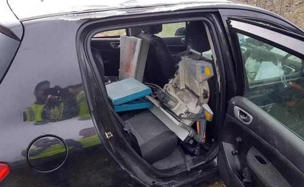 Material sustraído hallado en en interior del coche siniestrado. /El Norte