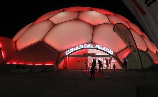 Cúpula del milenio teñida de rojo./G. V.