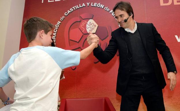 Lopetegui saluda a un jugador del CD Arces durante el acto organizado con motivo del 75º aniversario del club. /Nacho Gallego-EFE