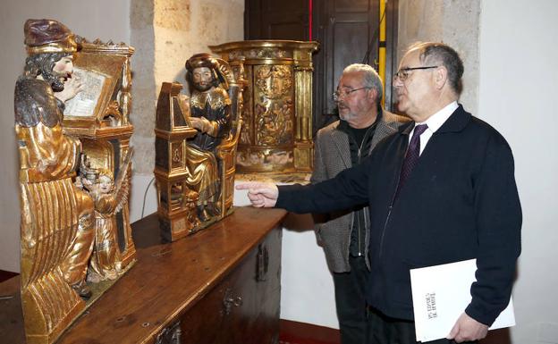 El comisario de la muestra, José Luis Calvo Calleja, junto al secretario de la Fundación de Las Edades, Gonzalo Jiménez, el viernes en la presentación de las obras de Palencia para Las Edades. /Antonio Quintero